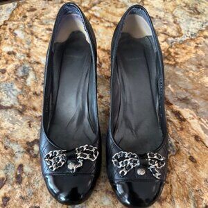 Stuart Weitzman Black Textured Round Toe  Heel Pumps with Chain link Bows-Size 8